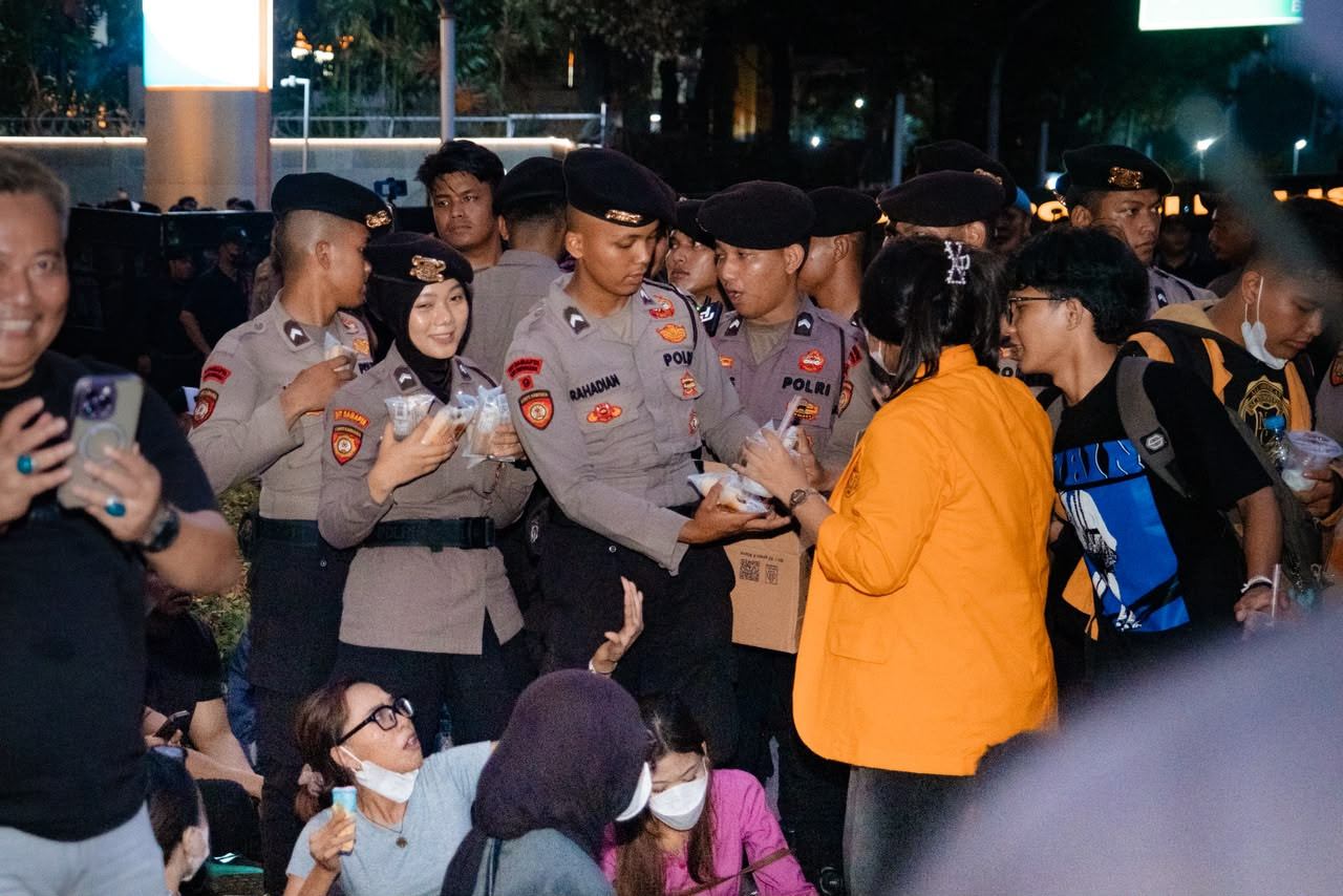Polisi Bagikan Minuman dan Makanan Ringan kepada Mahasiswa Peserta Aksi di Medan Merdeka Selatan