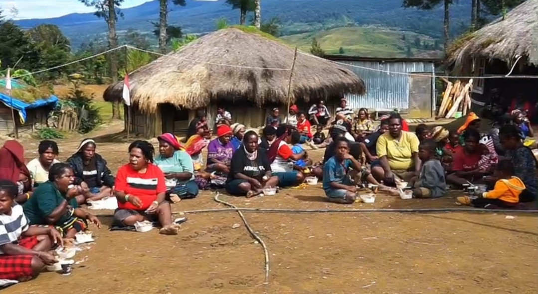 Koops TNI Habema Berbagi Kasih: Bagikan Sembako, Makan Bergizi Gratis, dan Pelayanan Kesehatan kepada Masyarakat Distrik Gome