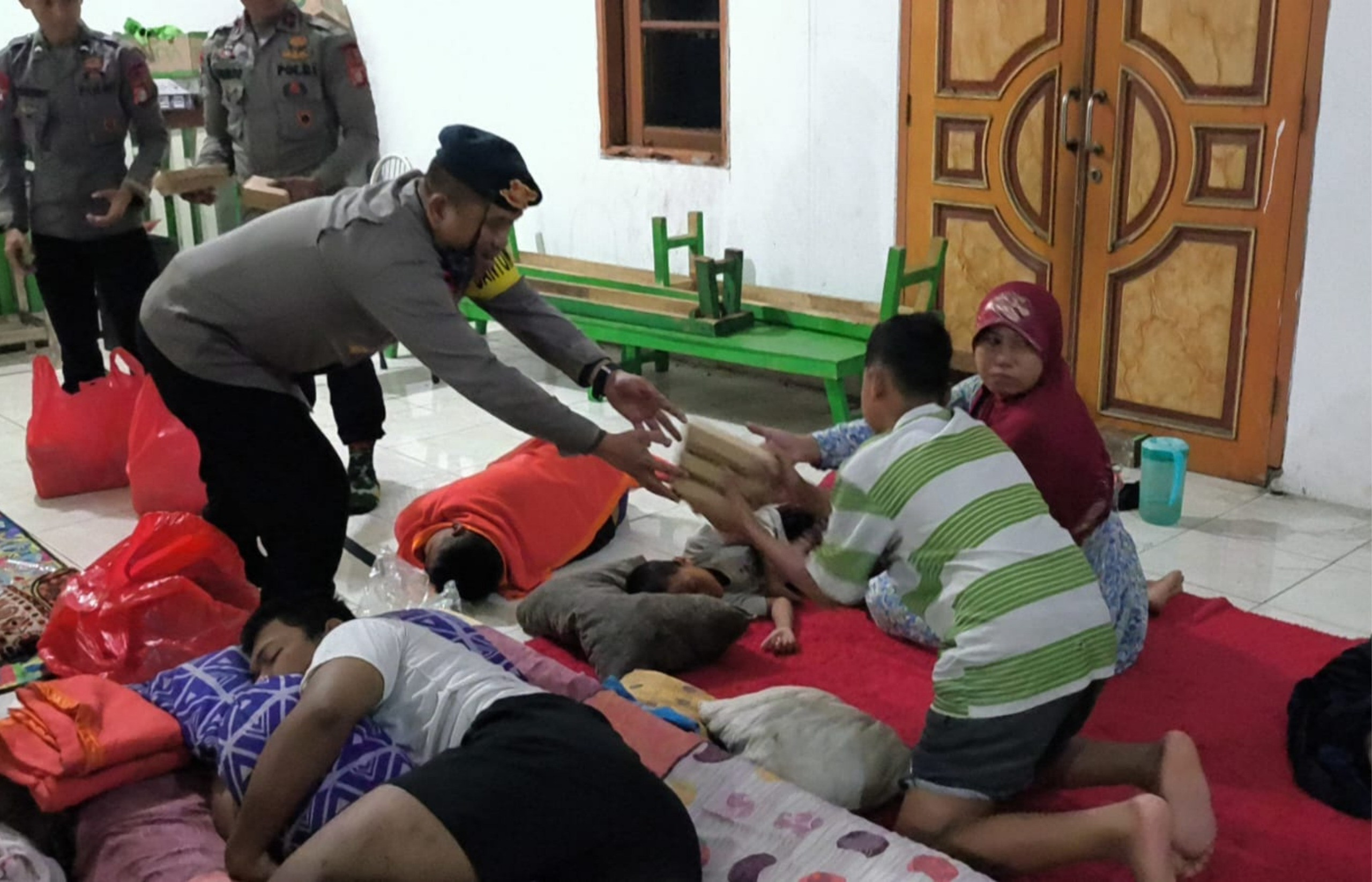 Brimob Polda Metro Jaya Dirikan Dapur Lapangan untuk Bantu Warga Terdampak Banjir di Jakarta Utara