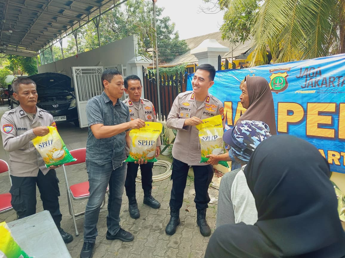 Jumat Peduli, Polres Metro Jakut Bagikan Paket Beras kepada Warga Rawa Badak Utara