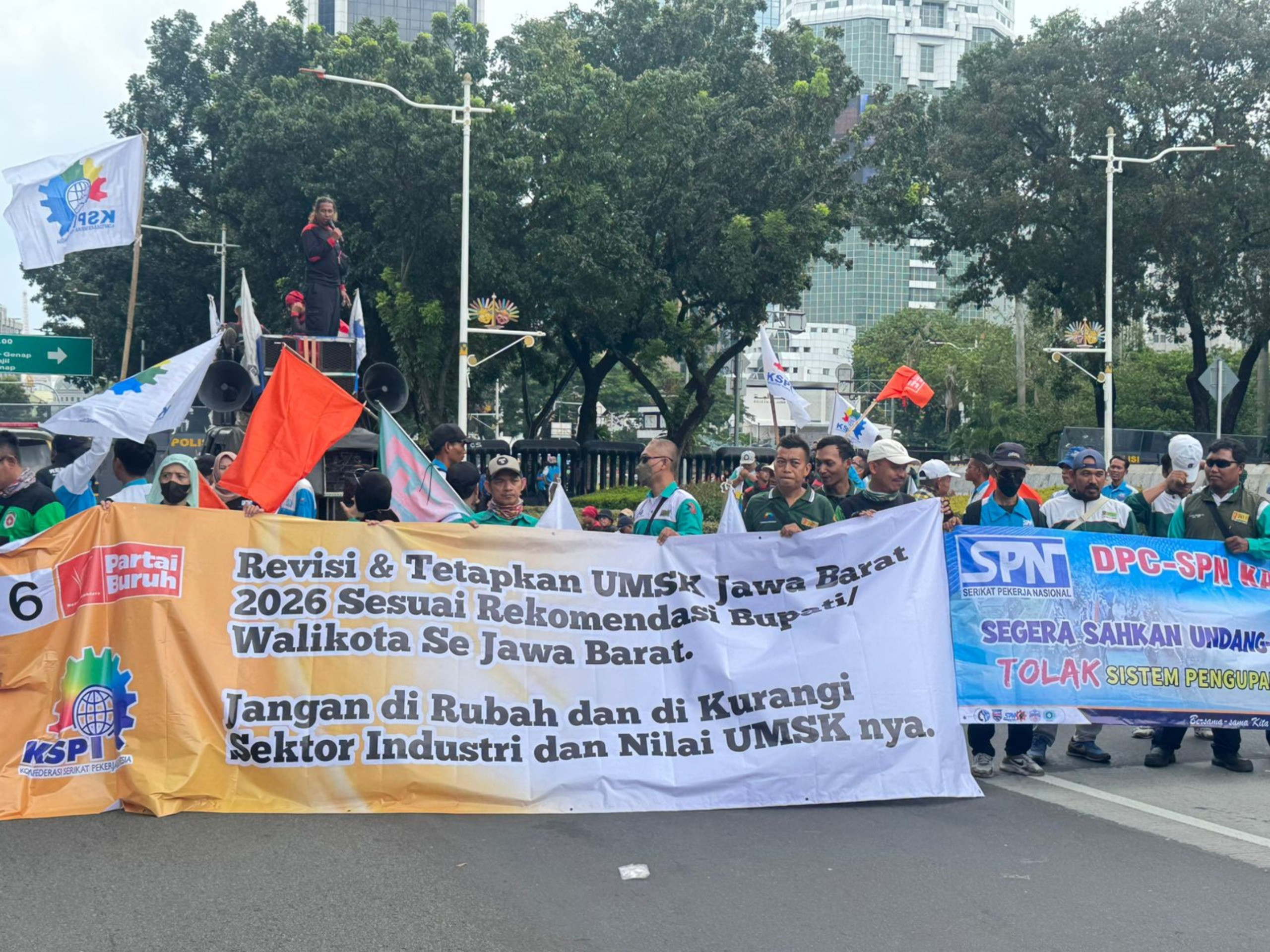 Brimob Polda Metro Jaya Hadir Berikan Pelayanan pada Aksi Penyampaian Aspirasi PERDA KSPI di Monas