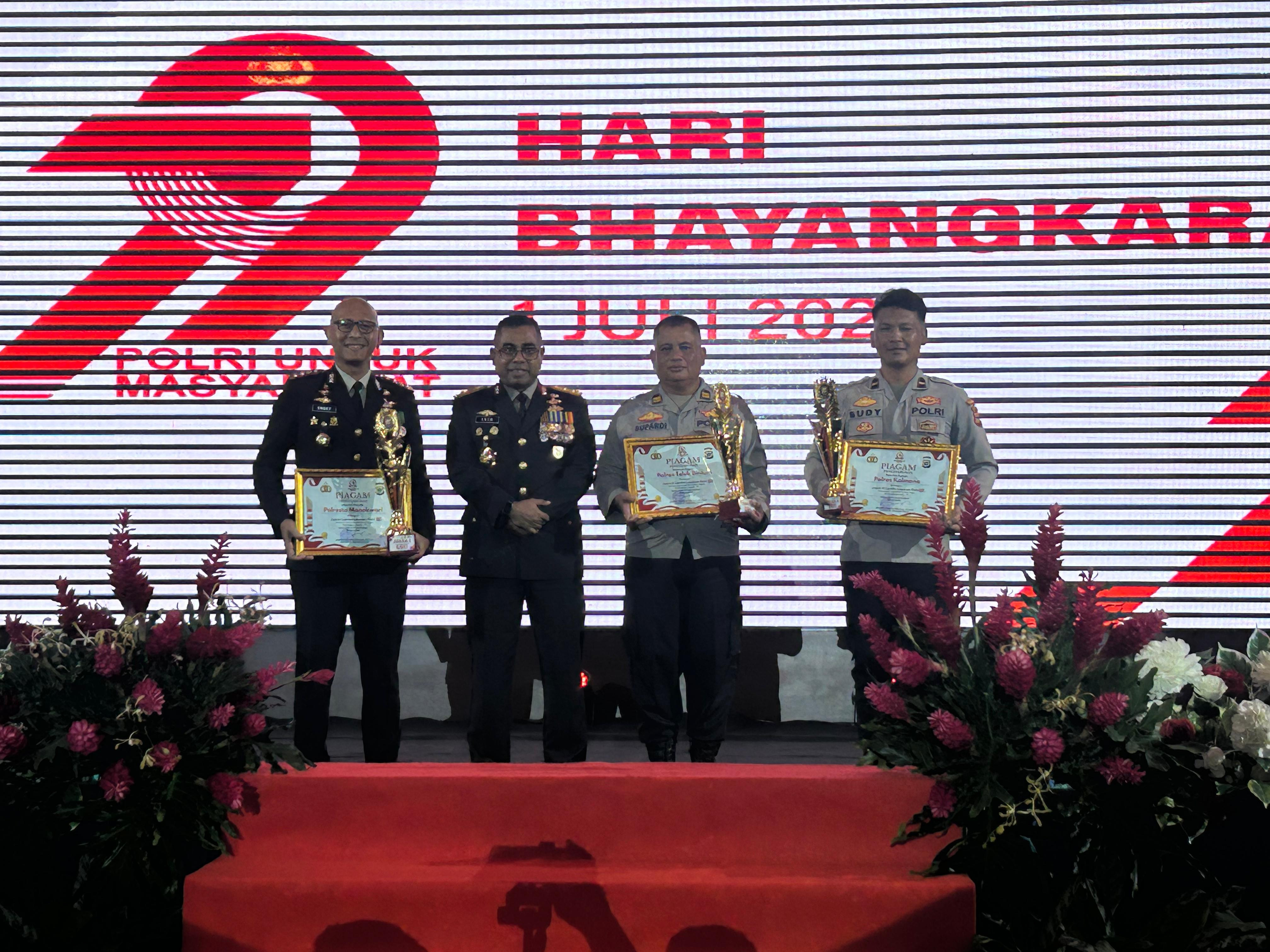 Lomba Layanan Polisi 110, Kapolresta Manokwari terima penghargaan dari Kapolda Papua Barat 1 Juli 2025