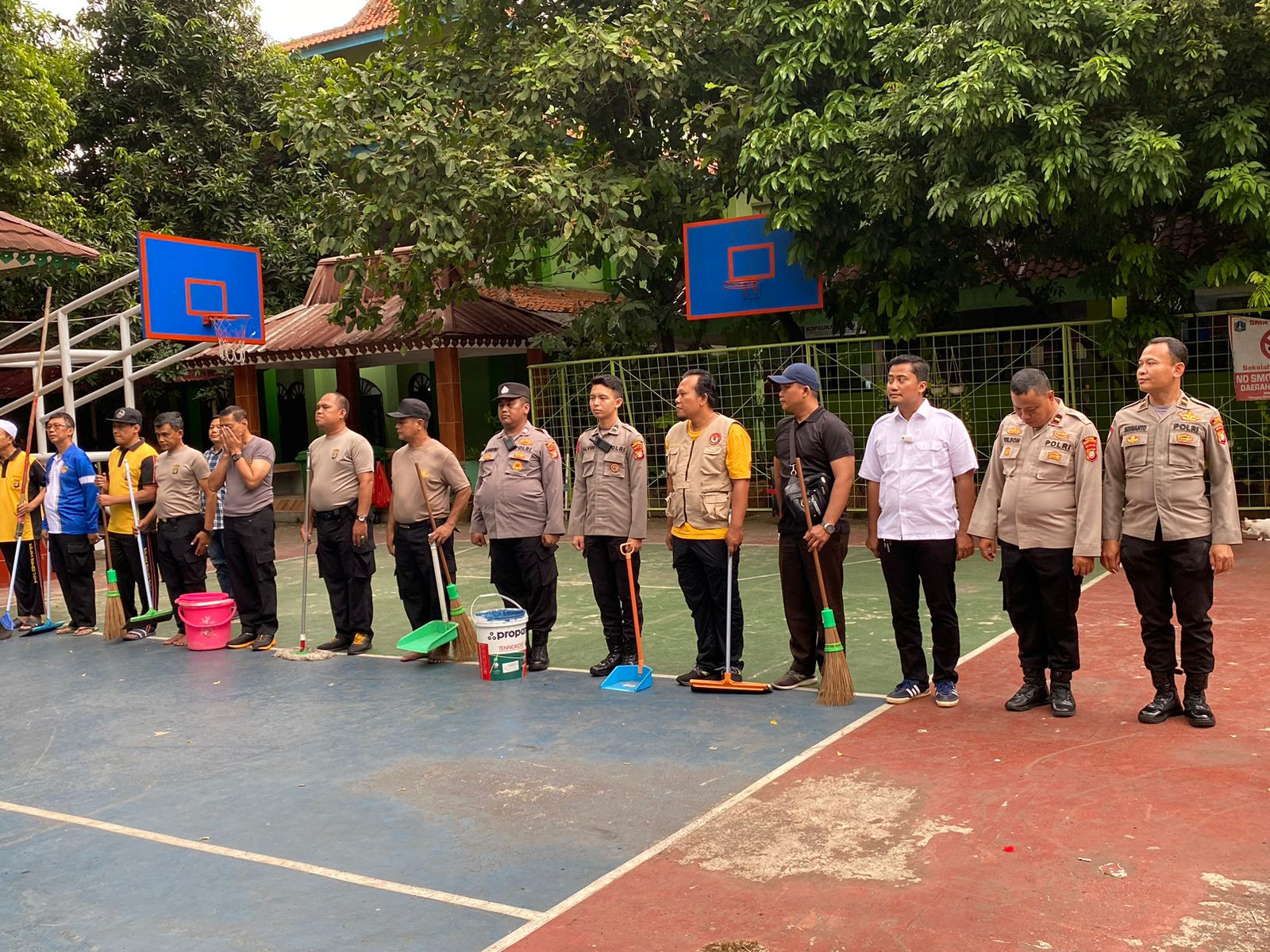 Polres Metro Jakarta Utara dan Polsek Kelapa Gading Gelar Aksi Bersih-Bersih Masjid SMA Negeri 72 Pasca Ledakan