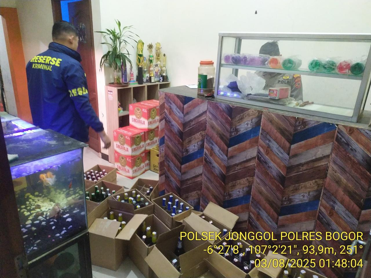 Antisipasi Penyakit Masyarakat, Polsek Jonggol Sita Ratusan Botol Miras Berbagai Merek