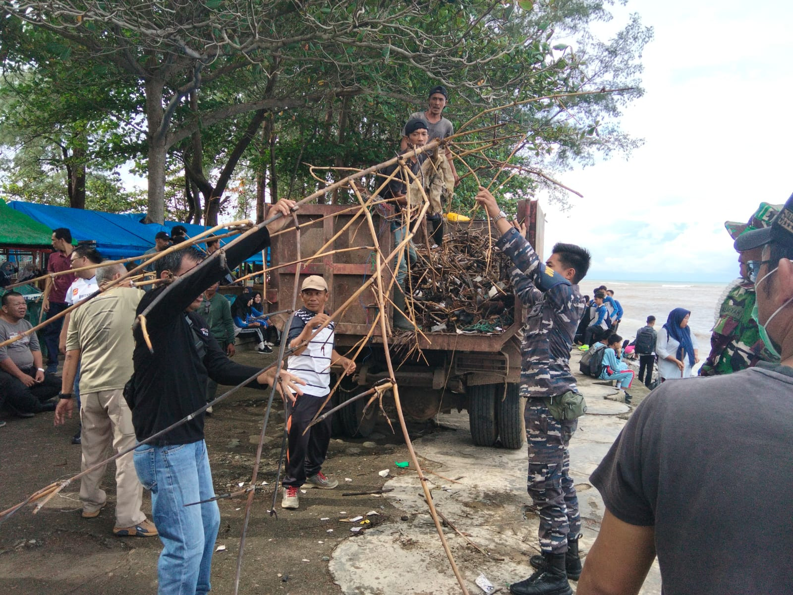 Posal Manna Bersinergi Dengan Pemda dan Warga, Bersihkan Pantai Pasar Bawah Menuju Asri