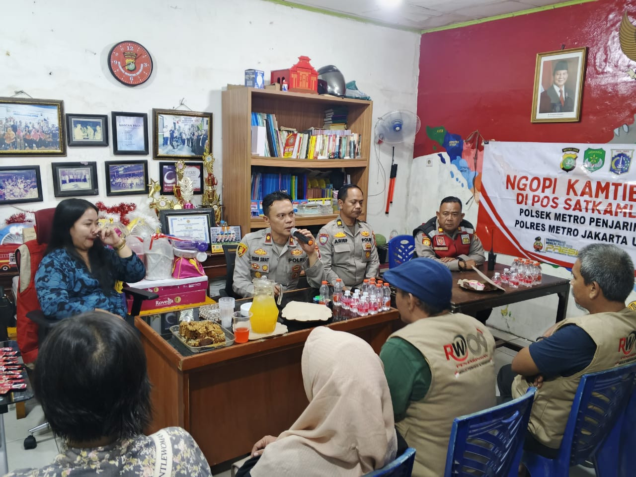 Ngopi Bareng Polisi, Warga RW 09 Penjaringan Semakin Dekat dengan Aparat