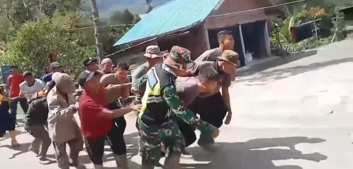 Tak Kenal Hari Libur, Polri Bersama Warga Bangun Jembatan Darurat Pascabencana di Aceh Tengah