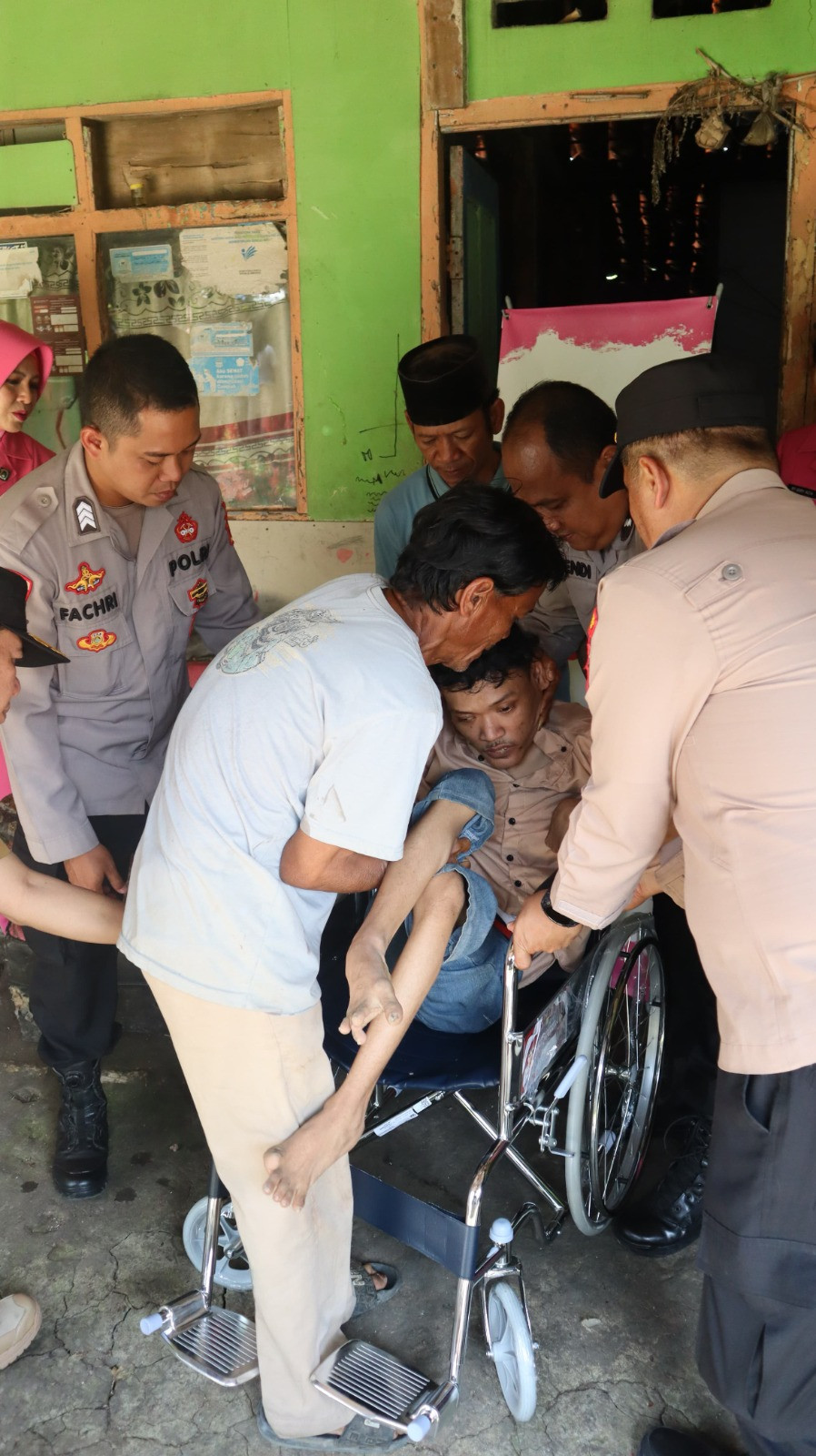 Kapolres Metro Bekasi dan Ketua Bhayangkari Cabang Metro Bekasi Serahkan Kursi Roda untuk Dua Warga Disabilitas di Tambelang