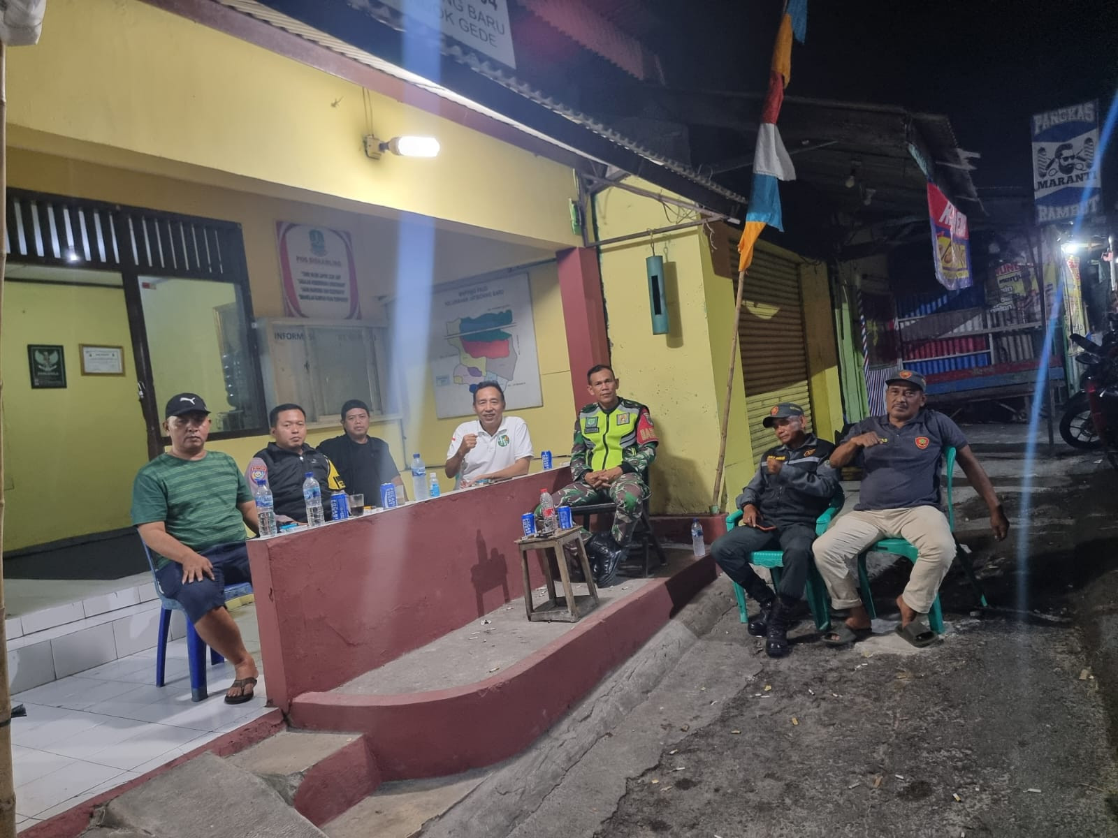 Patroli Malam Sinergi TNI-Polri dan Linmas, Jaga Keamanan di Kelurahan Jatibening Baru