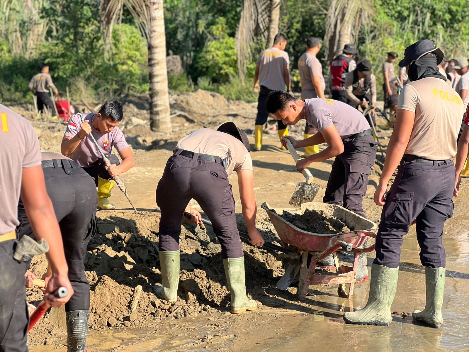 Polri Bersihkan Area Terdampak Banjir Bandang di Kampung Tengah Kecamatan Palembayan Agam Sumbar