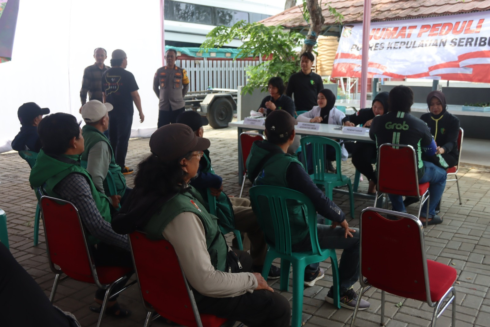 Jum’at Peduli di Marina Ancol, Polres Kepulauan Seribu Hadirkan Pemeriksaan Kesehatan Gratis dan Sembako untuk Ojol dan Warga