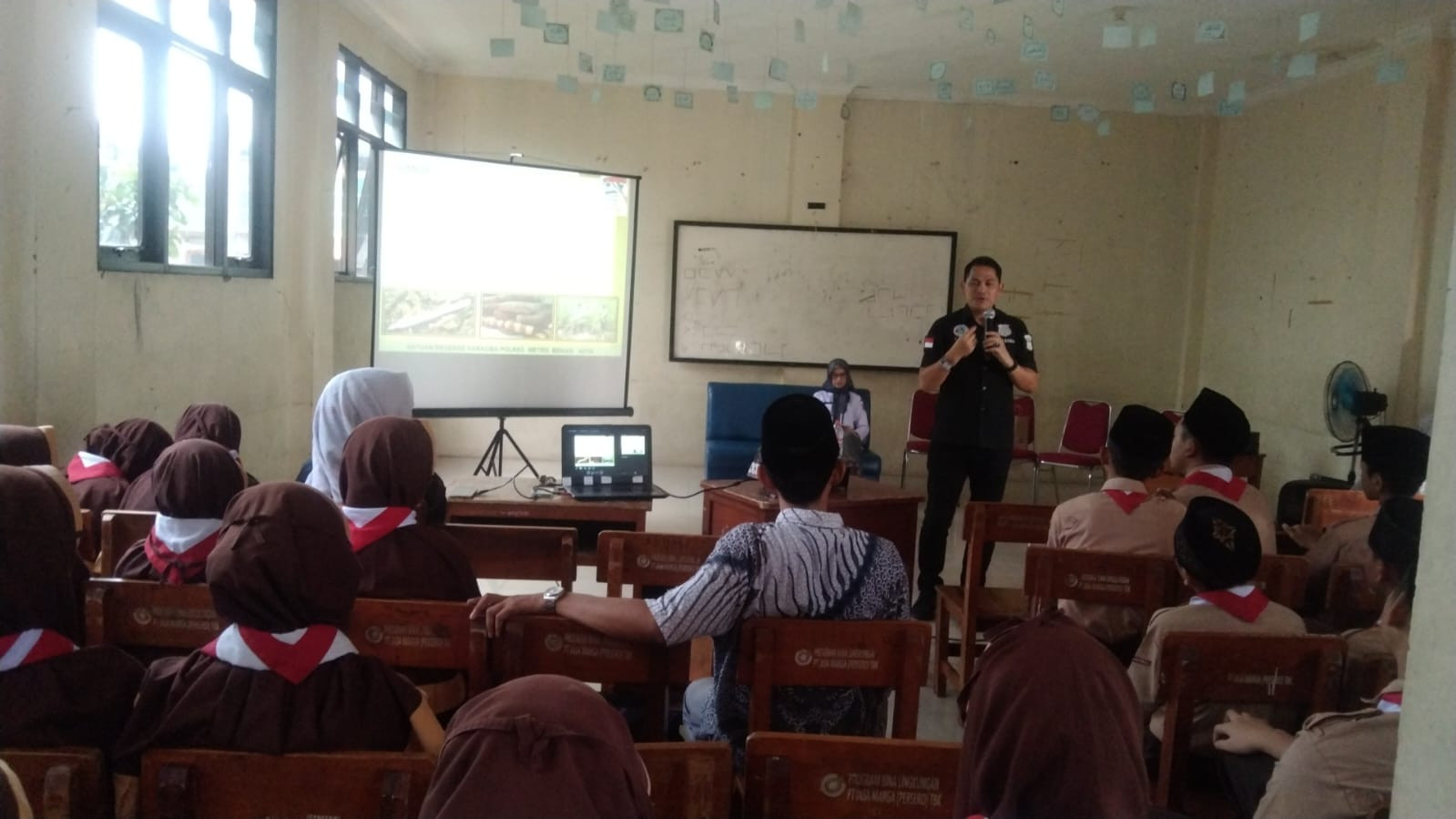 Polres Metro Bekasi Kota Gelar Penyuluhan Penyalahgunaan Narkoba di SMP IT Daarut Taqwa