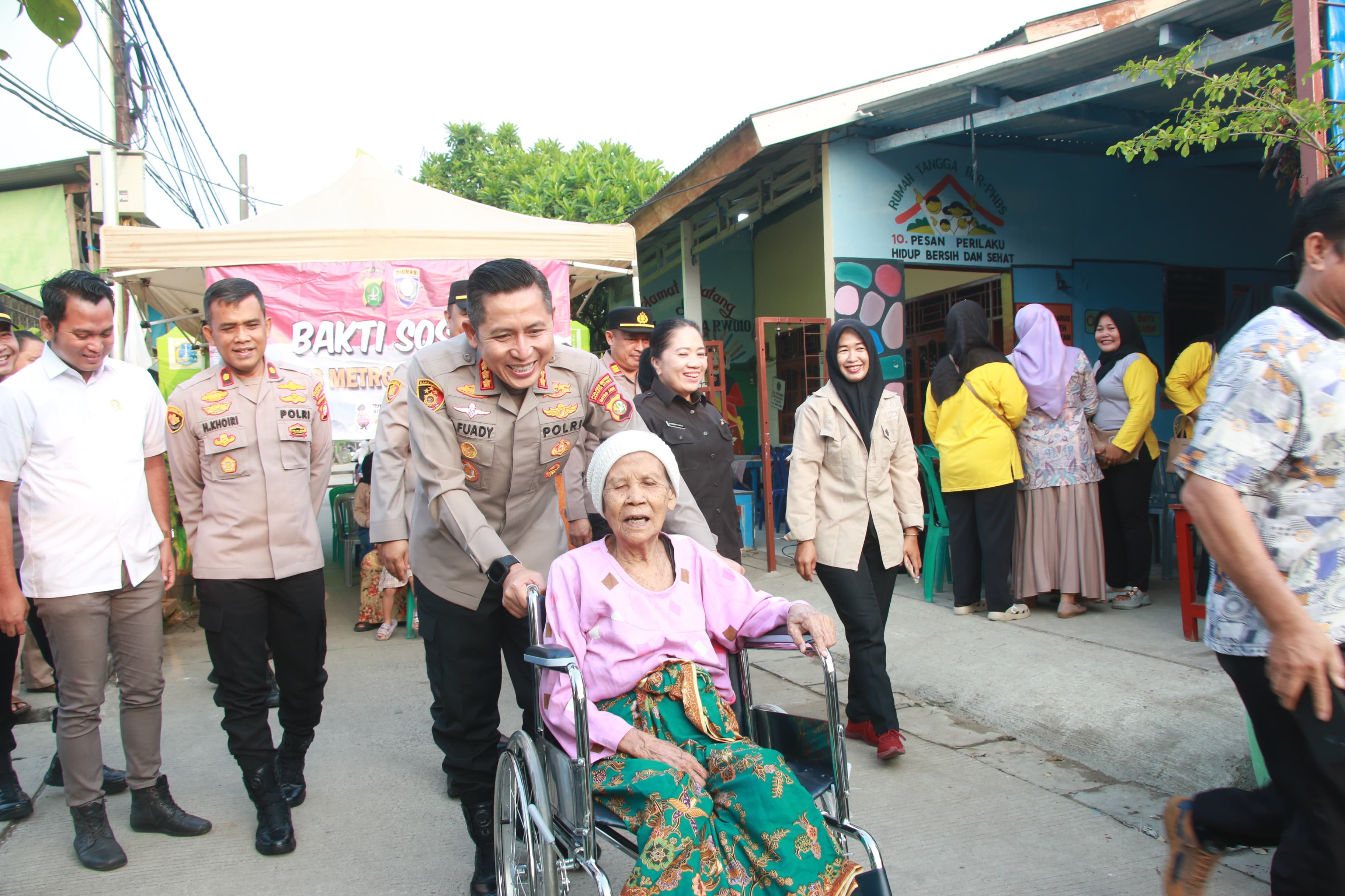 Kapolres Metro Jakarta Utara Serahkan Bantuan Kursi Roda untuk Lansia di Cilincing
