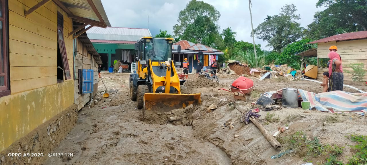 Polsek Pahae Jae Bersama BKO Brimob Bersihkan Material Banjir di Desa Sibulan Bulan