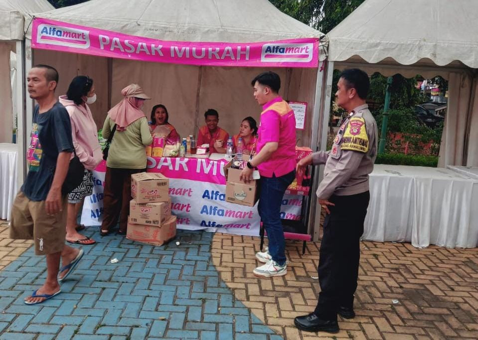 Polisi Dampingi Dinas Perdagangan dan Perindustrian Operasi Pasar, Warga Sambut Antusias