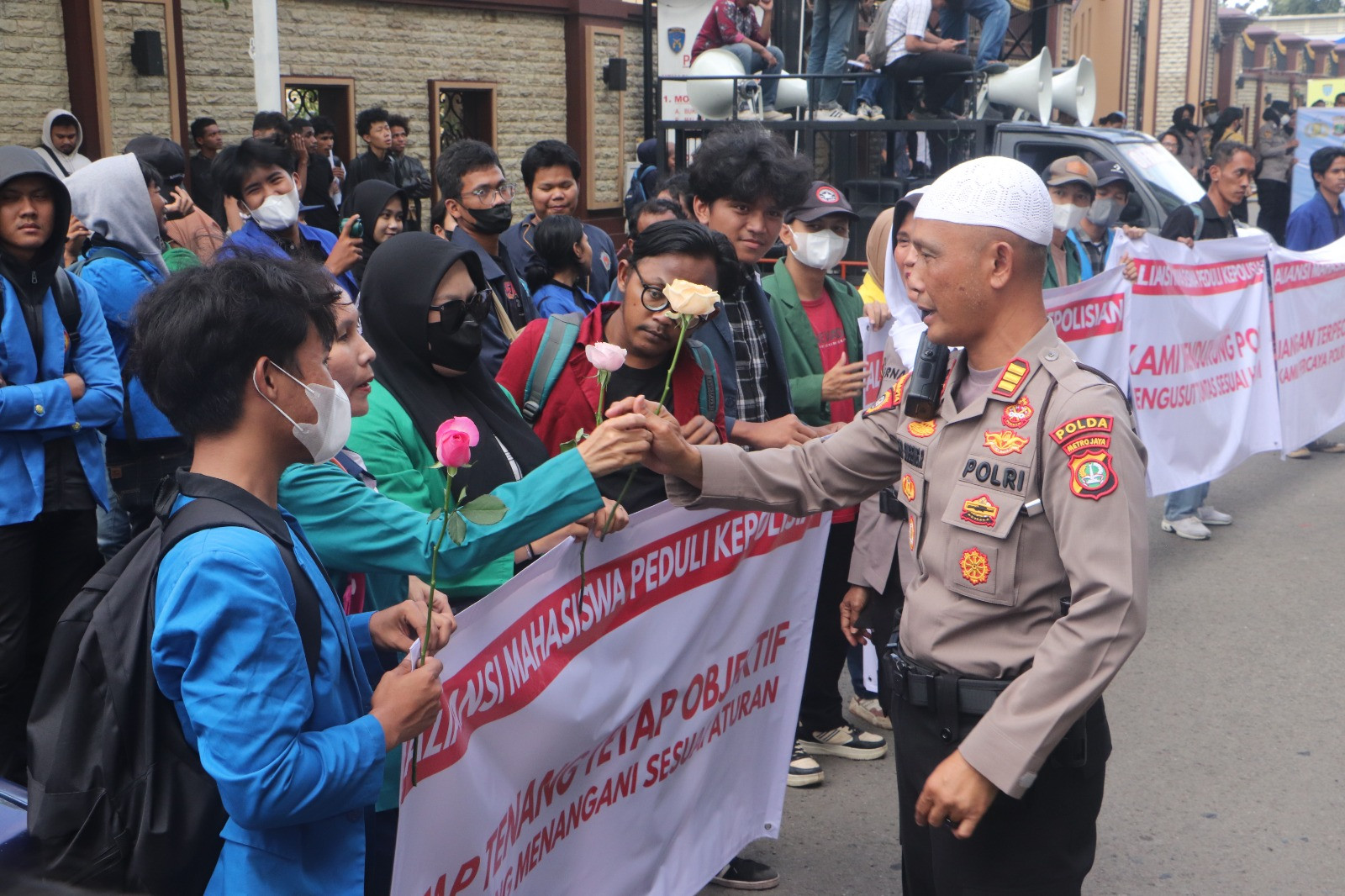 Buka Bersama di Lokasi Unjuk Rasa, Polda Metro Jaya Kedepankan Kebersamaan dan Sikap Humanis