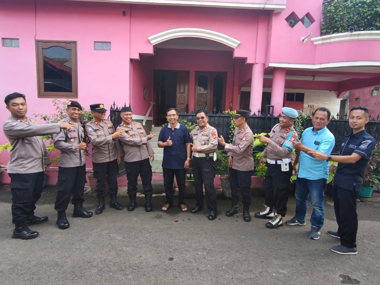 Anjangsana Kapolsek Bekasi Barat Sambangi Purnawirawan Polri Dalam Rangka Hari Bhayangkara Ke-79