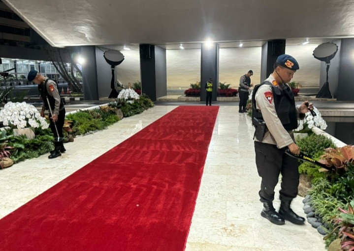 Detasemen Gegana Brimob Polda Metro Jaya Sterilisasi Lokasi Sidang ke-19 PUIC di Kompleks DPR/MPR RI