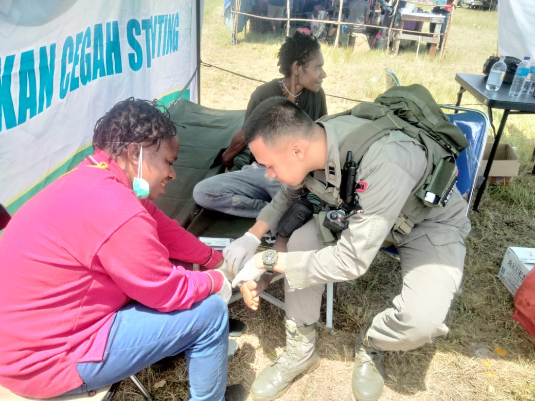 Partisipasi Tim Kesehatan Satgas Ops Damai Cartenz Gelar Pelayanan Kesehatan di Festival Budaya Lembah Baliem