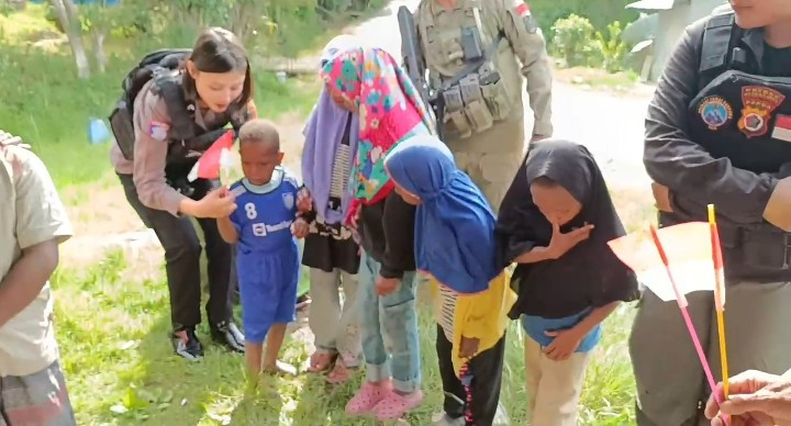 Operasi Damai Cartenz Sambangi Kampung Walesi: Patroli Terpadu dan Bangun Kepercayaan Warga