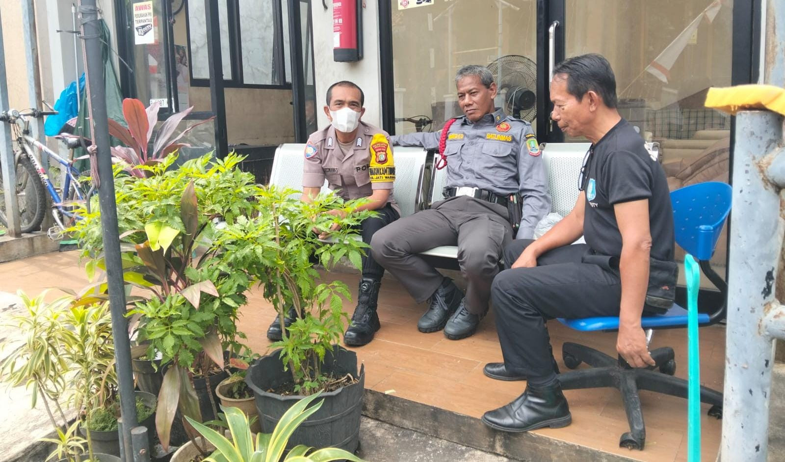 Bhabinkamtibmas Jatiwarna Sambangi Pos Security PMI, Ingatkan Warga Perkuat Keamanan Lingkungan