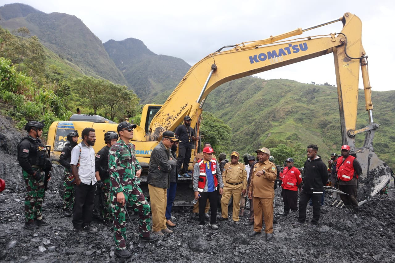 Dandim 1714/PJ Dampingi Pj Bupati Puncak Jaya Tinjau Langsung Jalan Longsor di Distrik Kalome