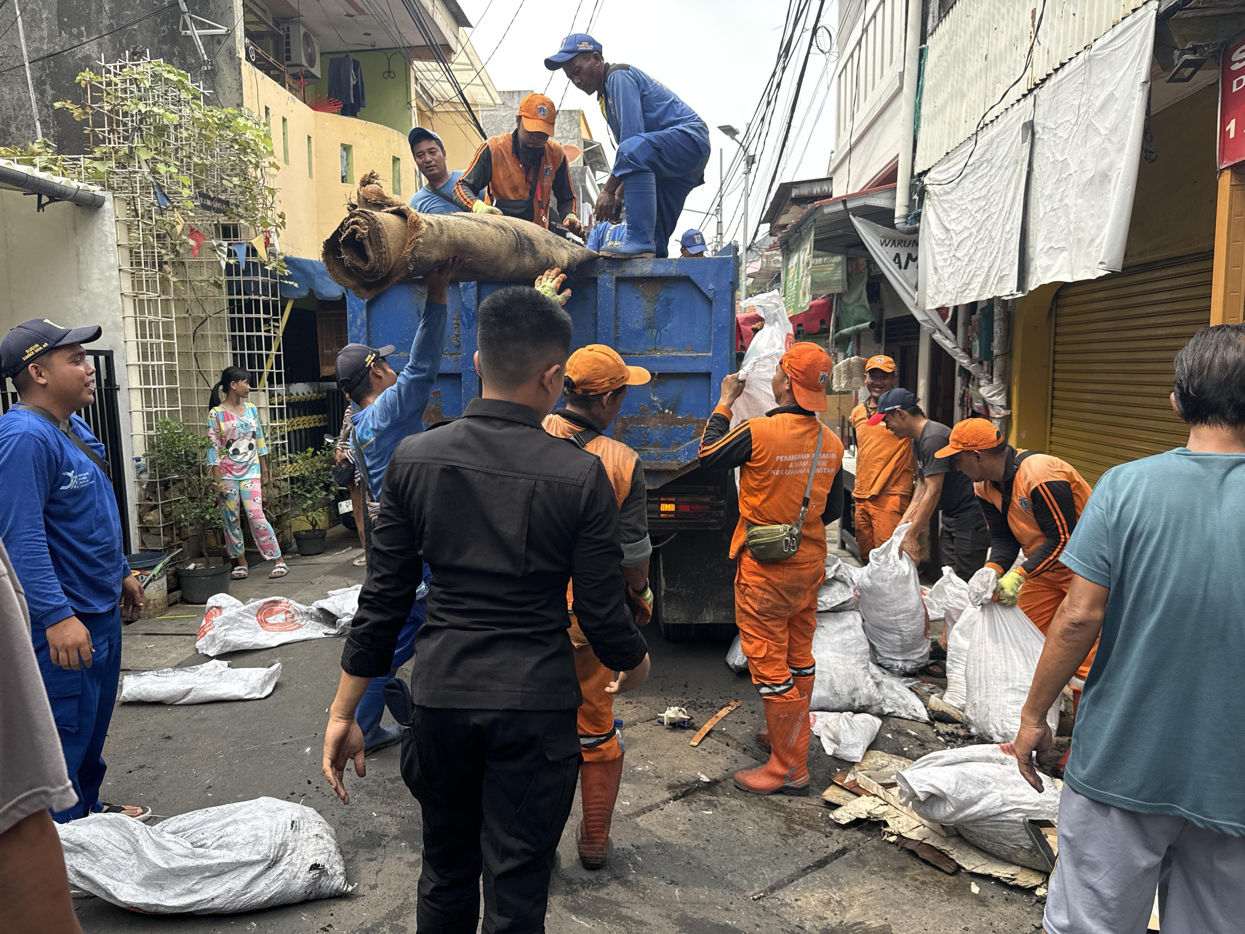 Brimob Polda Metro Jaya Bersama Warga Gelar Kerja Bakti Pasca Kebakaran di Kwitang