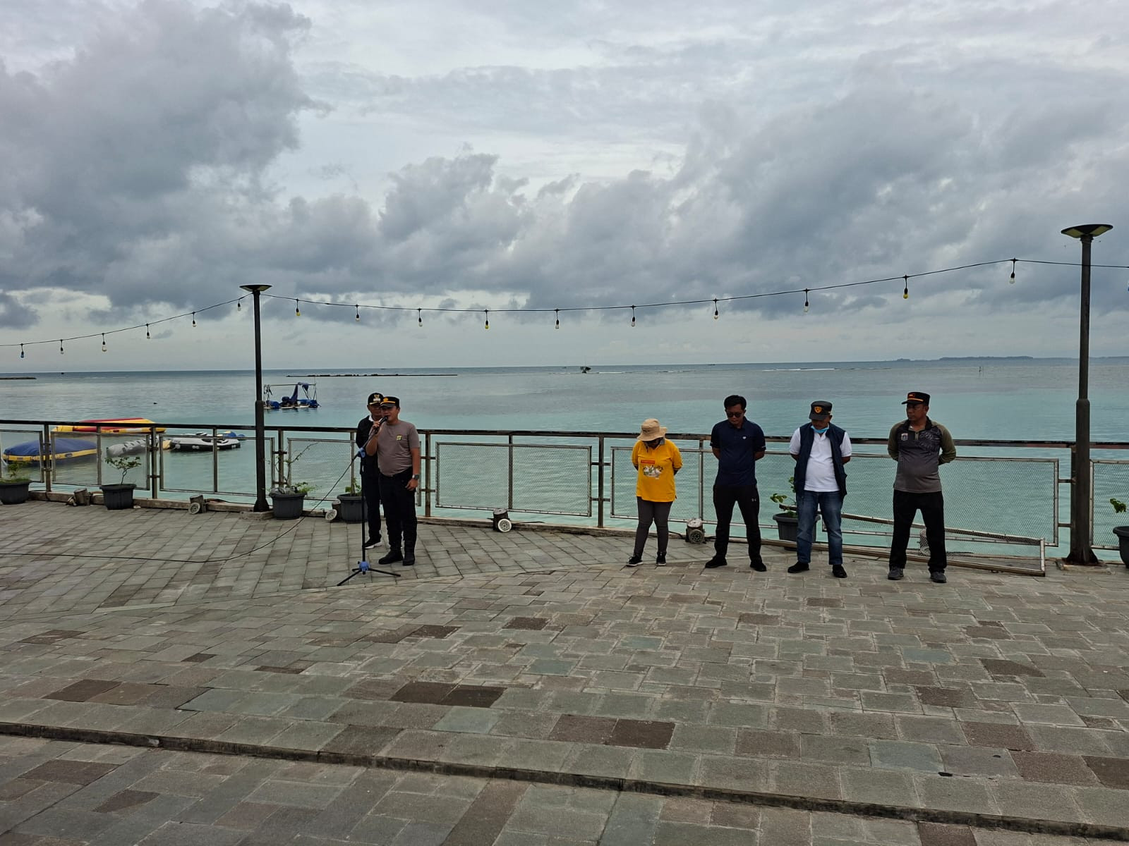 Kapolsek Kepulauan Seribu Selatan Turun Tangan di “Jumat Bersih”: Kolaborasi 3 Pilar Rawat Lingkungan Pulau Tidung