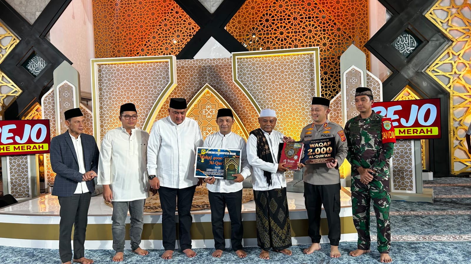 Peringati Nuzulul Quran, Polres Bogor Serahkan 2.000 Al-Quran Waqaf Personel di Acara Tabligh Akbar Masjid Baitul Faizin