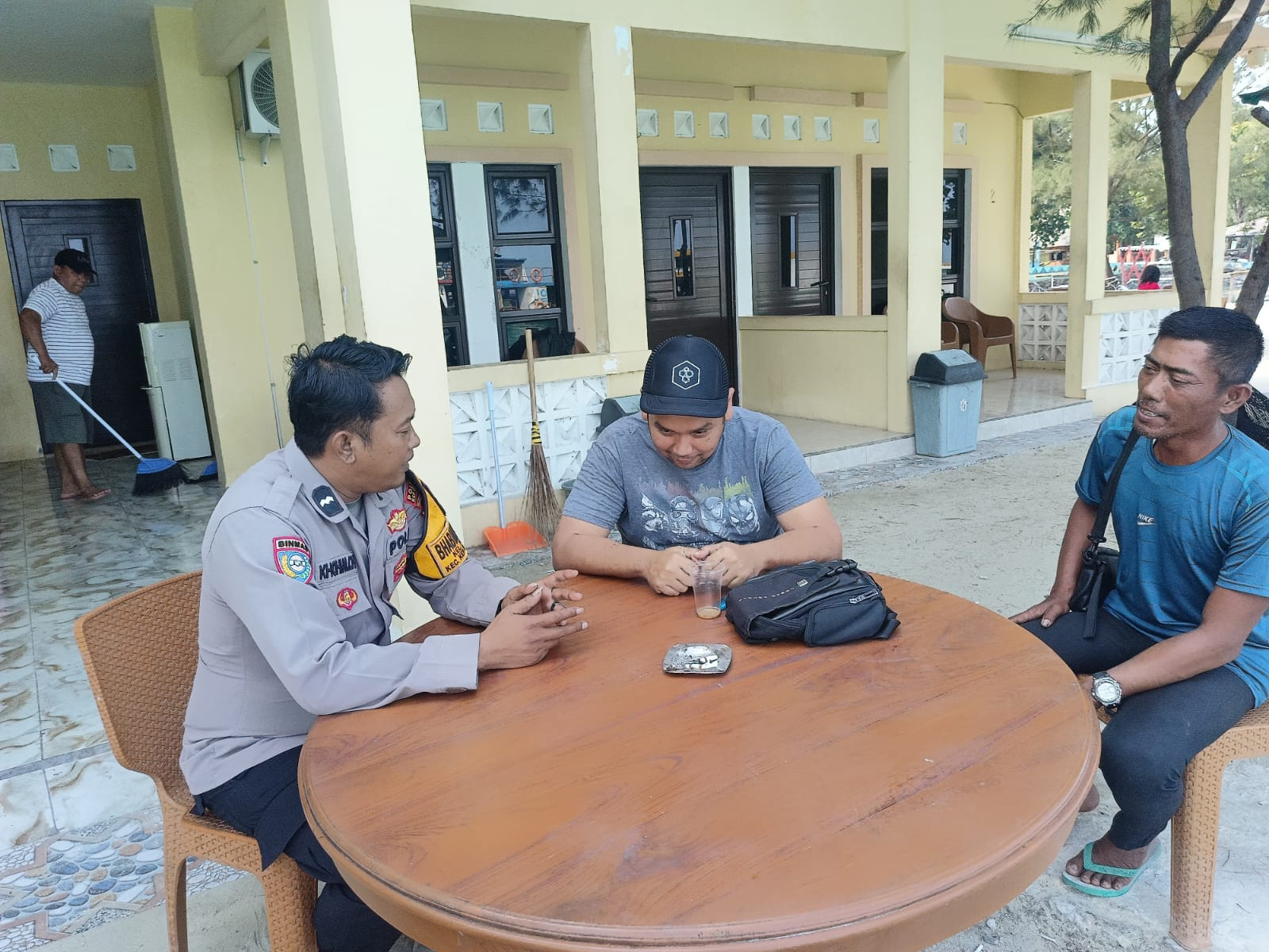 Bhabinkamtibmas Pulau Pari Sambang Warga Lewat Jakarta On The Spot, Sosialisasikan Layanan Polri 110
