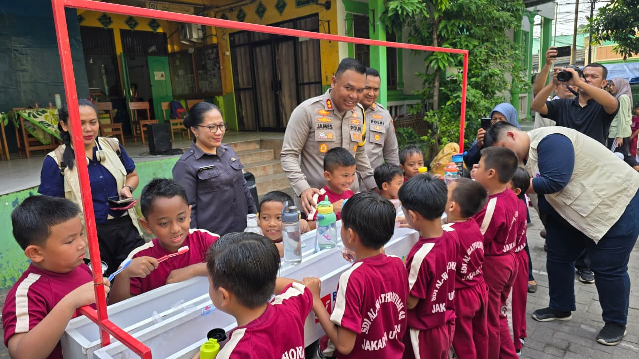 Polres Metro Jakut dan PDGI Gelar Bakti Kesehatan untuk Siswa MI Al-Wathaniyah
