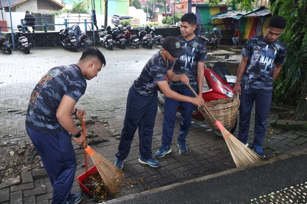 Lanal Banjarmasin Bersama TNI-Polri Laksanakan Bakti Sosial Lingkungan Bersih-bersih Sungai Martapura