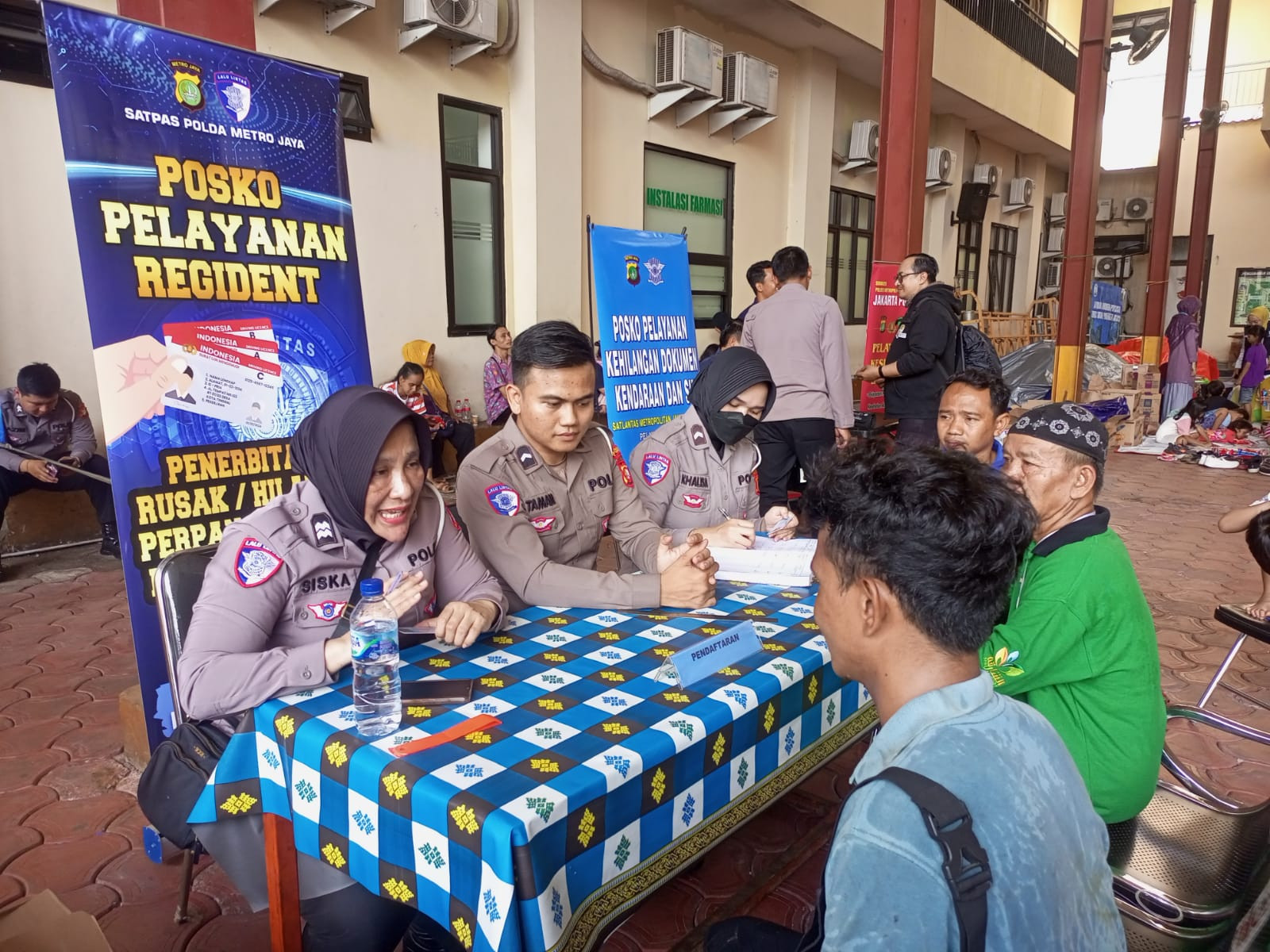 Ditlantas Polda Metro Jaya dan Polres Metro Jakarta Pusat Gelar Layanan Gratis Penerbitan SIM untuk Korban Kebakaran di Kebon Kosong, Kemayoran