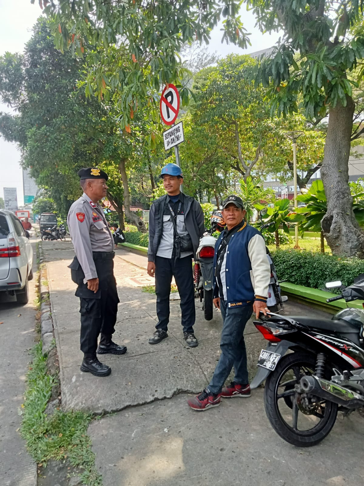 Polsek Rawa Lumbu Laksanakan Patroli Jalan Kaki Dialogis, Perkuat Kedekatan dengan Warga