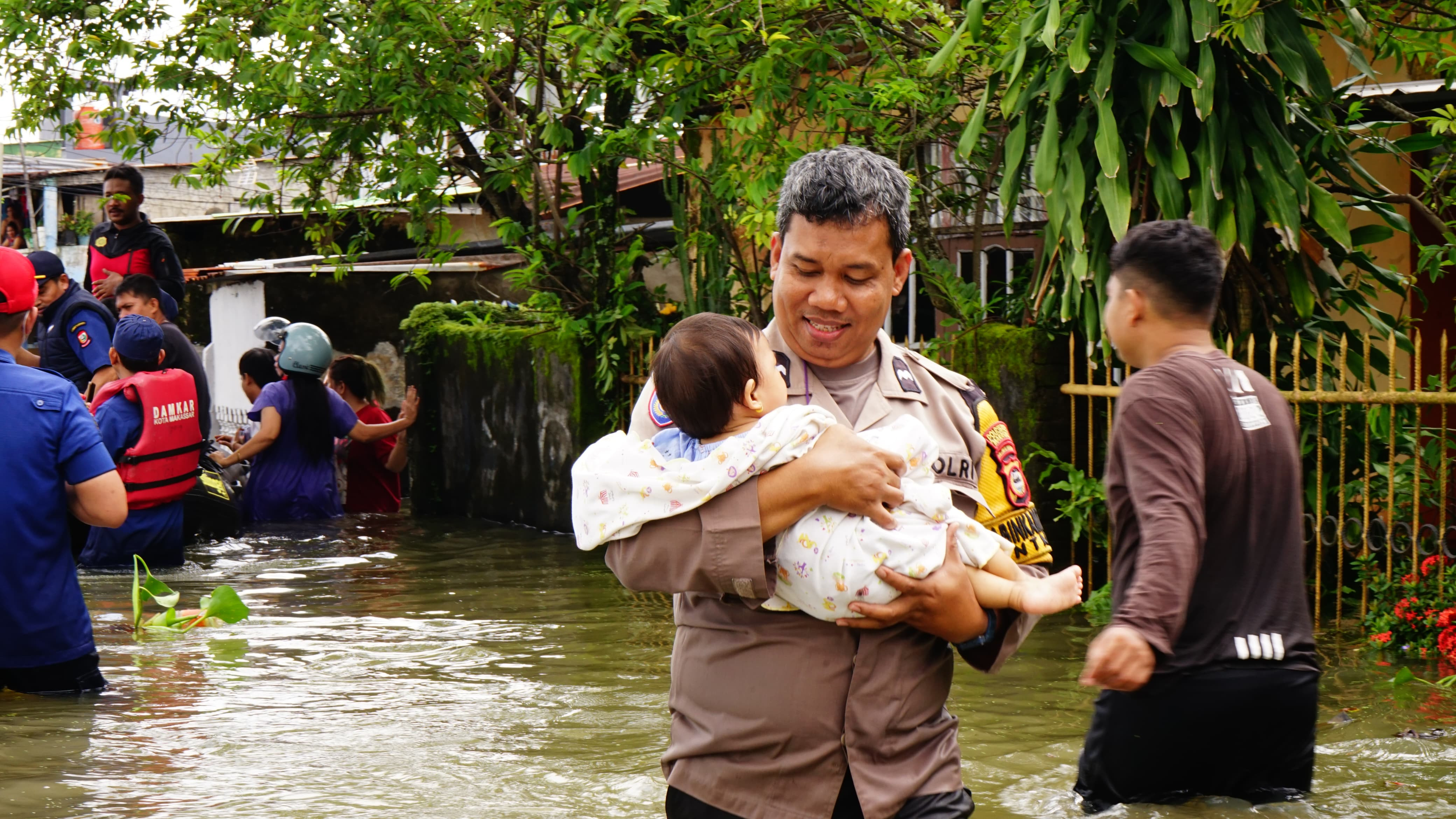 Polri Gerak Cepat Evakuasi Korban Banjir di Empat Kelurahan Kota Makassar