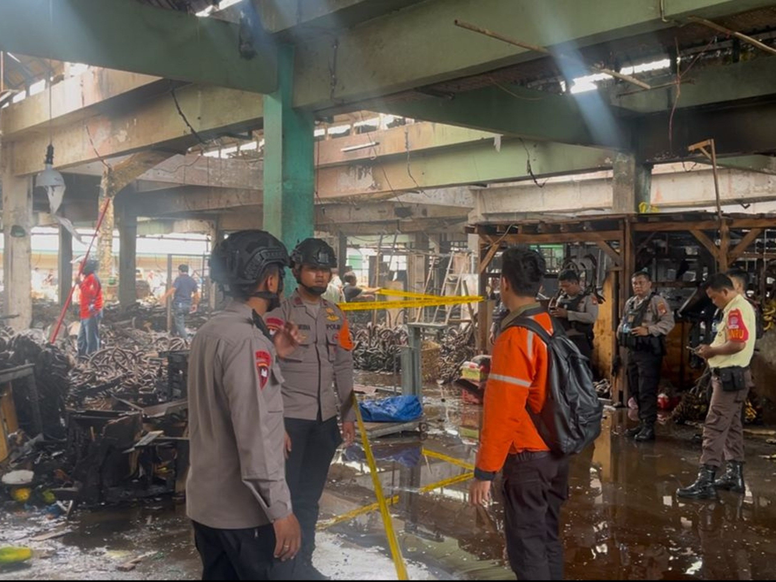 Brimob Polda Metro Jaya Pastikan Keamanan Pasca Kebakaran Pasar Induk Kramat Jati