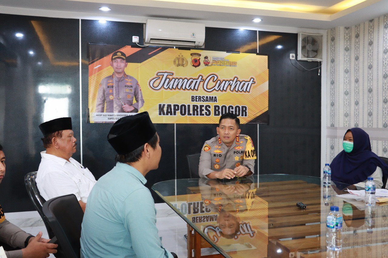 Kapolres Bogor Gelar " Jumat Curhat"'  Dekatkan Diri Ke Warga :  Untuk Mendengar Langsung Aspirasi dan Keluhan Masyarakat