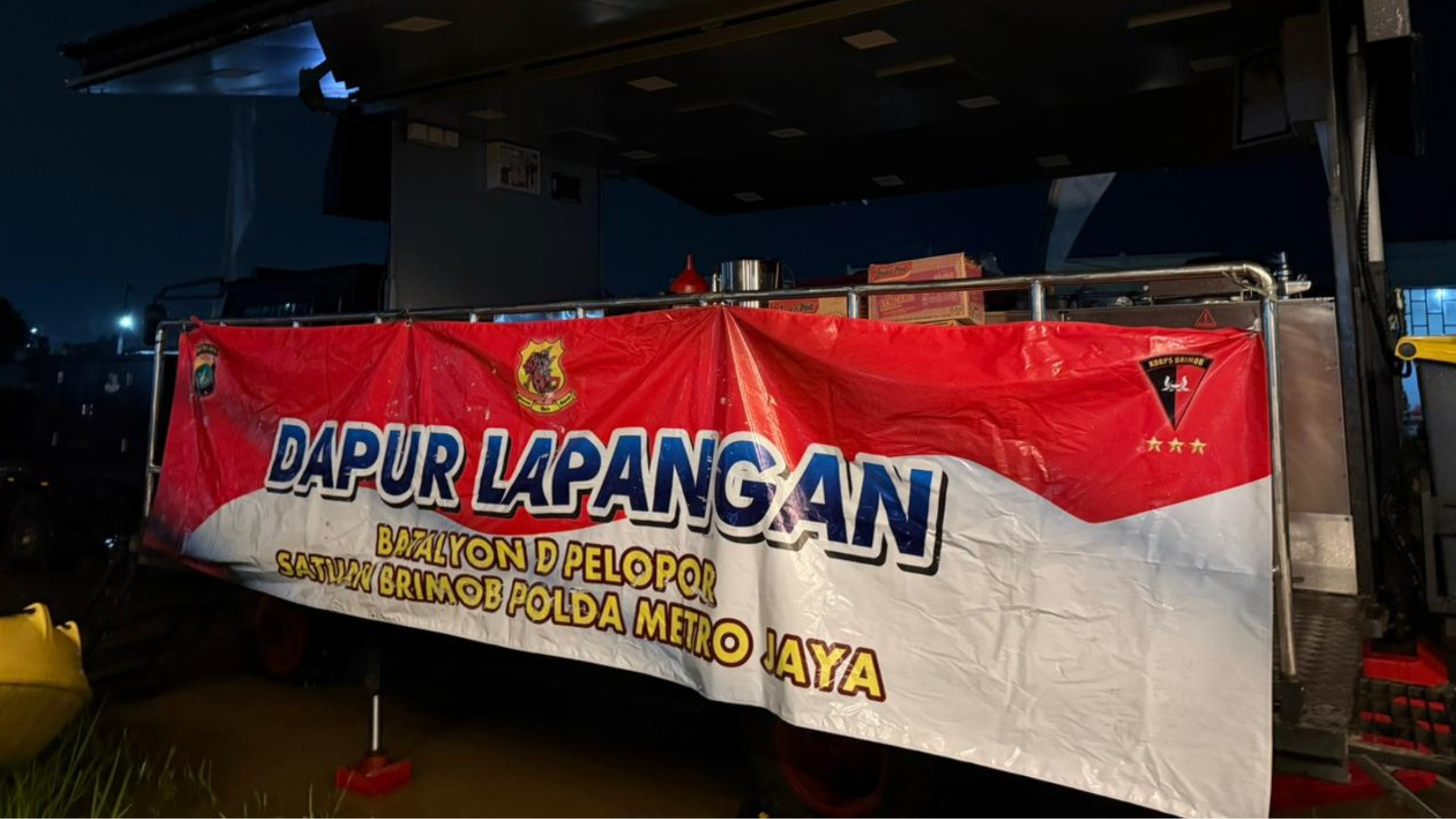 Banjir Rendam Sukamekar Bekasi, Brimob PMJ Dirikan Dapur Lapangan untuk Warga