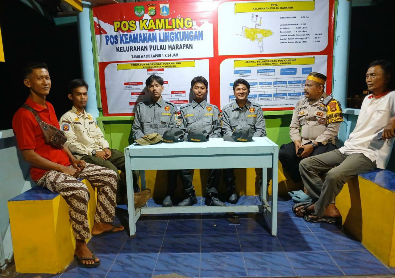 Patroli Malam Bareng TNI dan Warga, Polsek Kepulauan Seribu Utara Gencarkan Siskamling