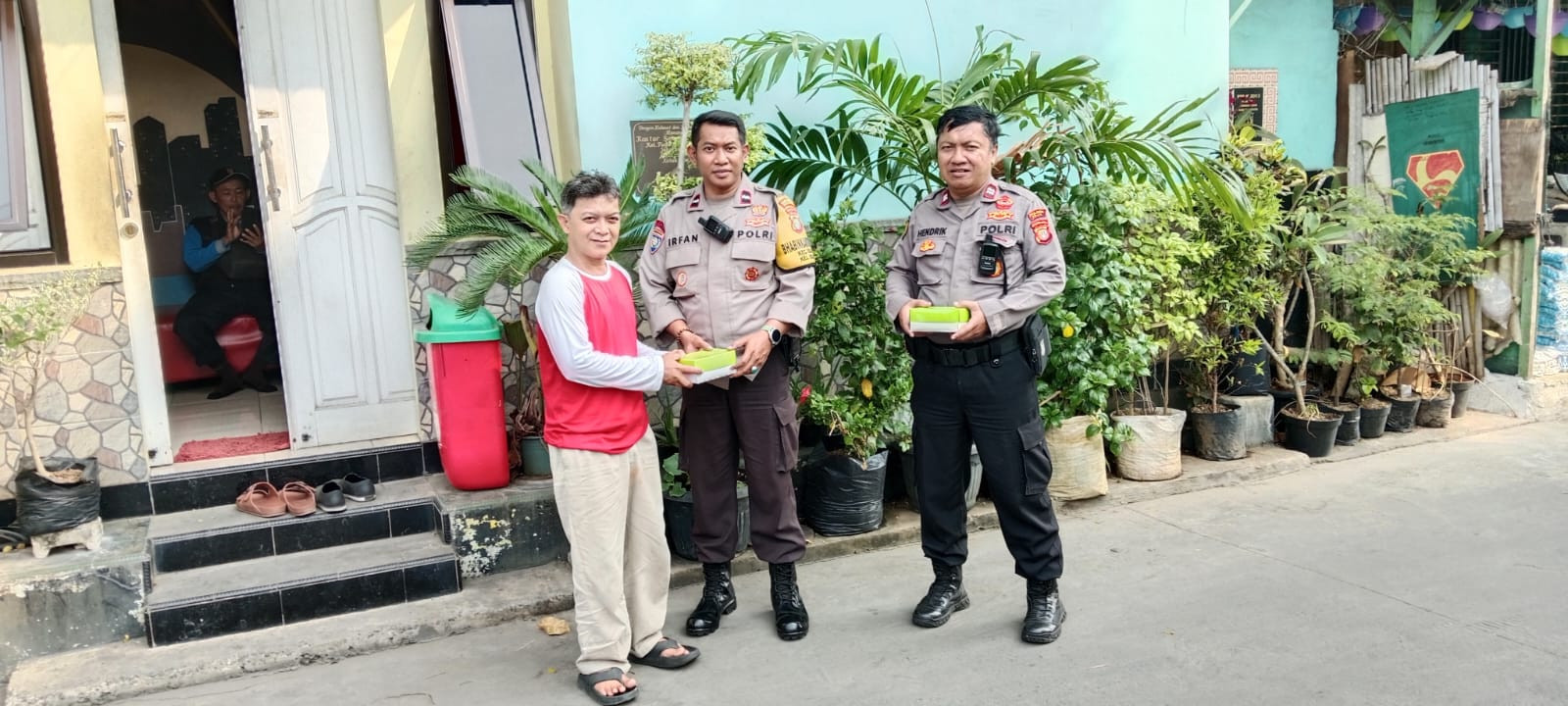 Polsek Koja Bagikan 50 Paket Nasi dalam Program Jumat Berkah, Masyarakat Antusias Sambut Kepedulian Polisi
