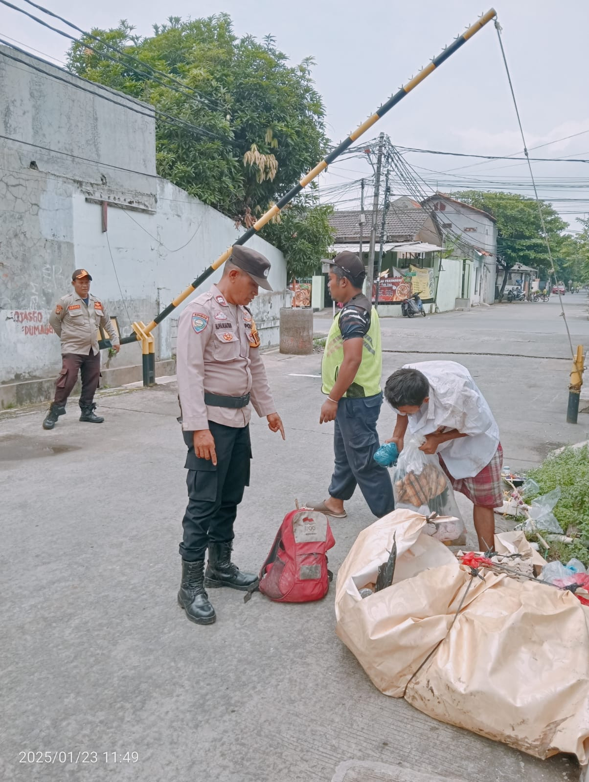 Aksi Humanis Polisi, Antarkan ODGJ yang Hilang Pulang Kembali ke Rumah