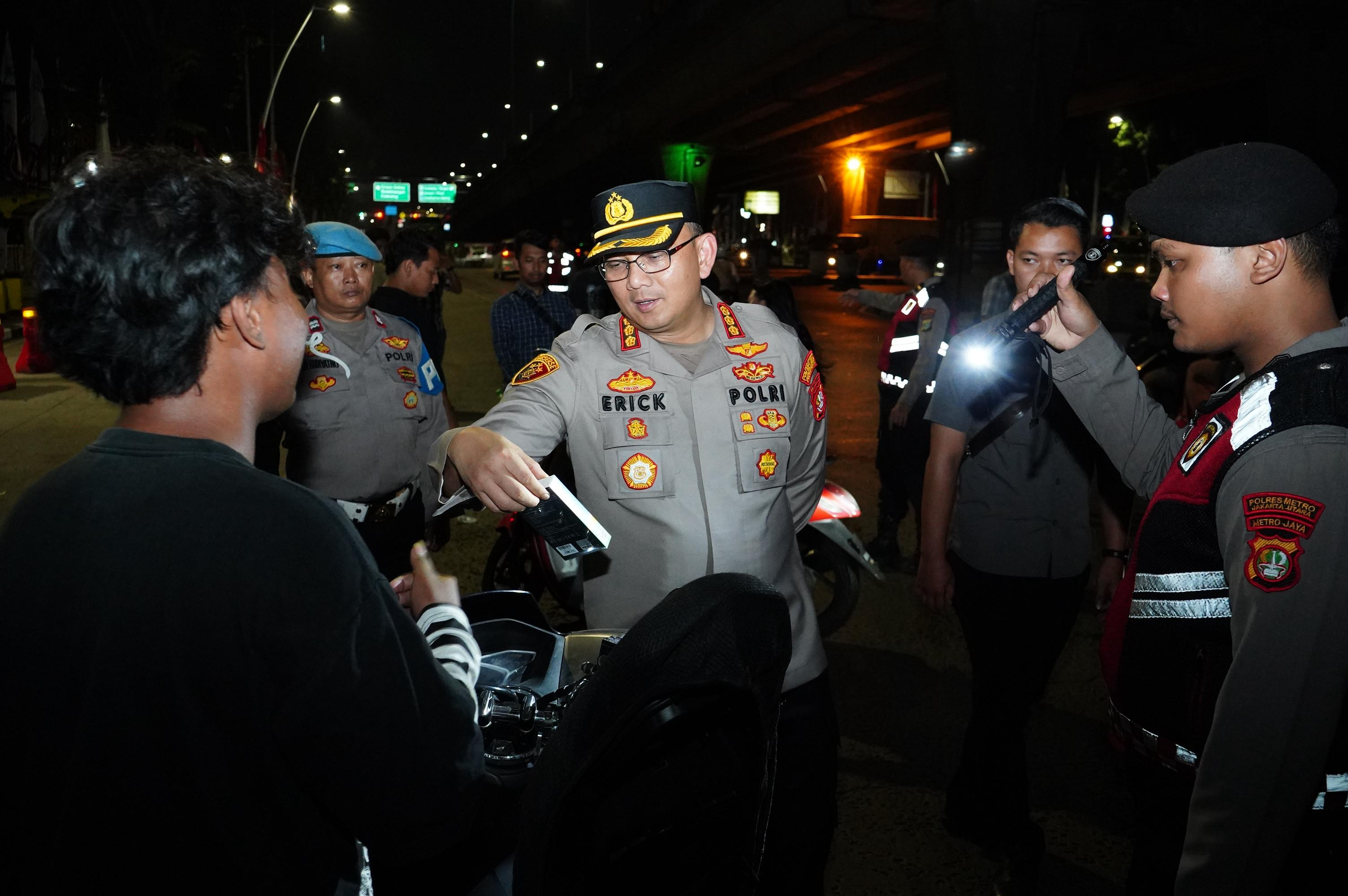 Kapolres Metro Jakarta Utara Pimpin Patroli Cipta Kondisi, Dua Pria Dibekuk Polisi