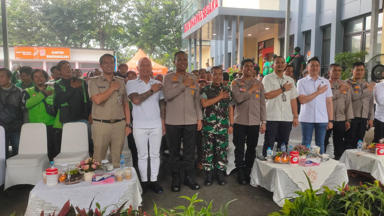 Polres Metro Jakarta Utara Gelar Silahturahmi dengan Driver Ojol, Bagikan 200 Paket Sembako dan Pengobatan Gratis di Kelapa Gading