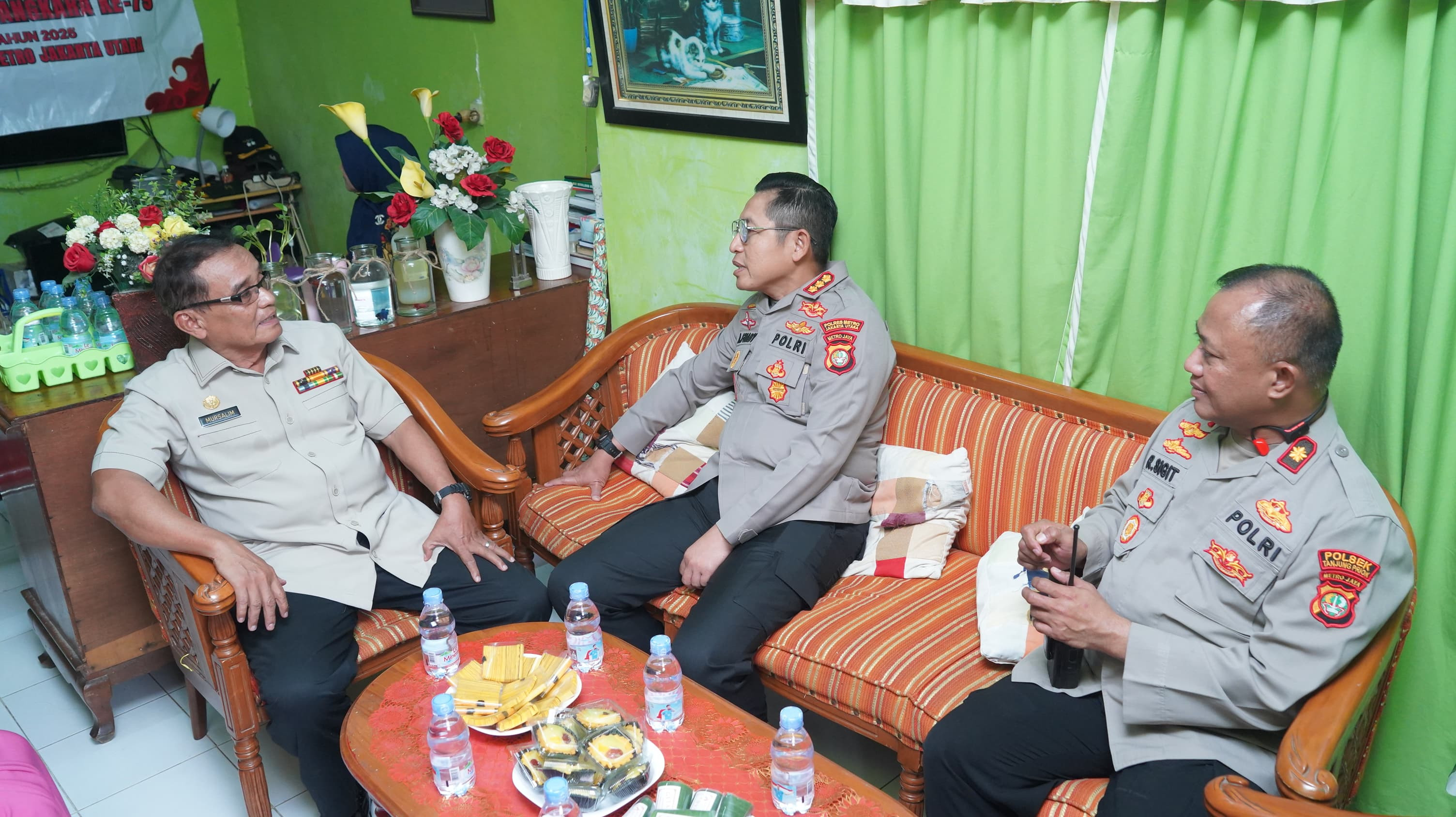 Kapolres Metro Jakarta Utara Kunjungi Purnawirawan AKBP Mursalim dalam Rangka Hari Bhayangkara ke-79