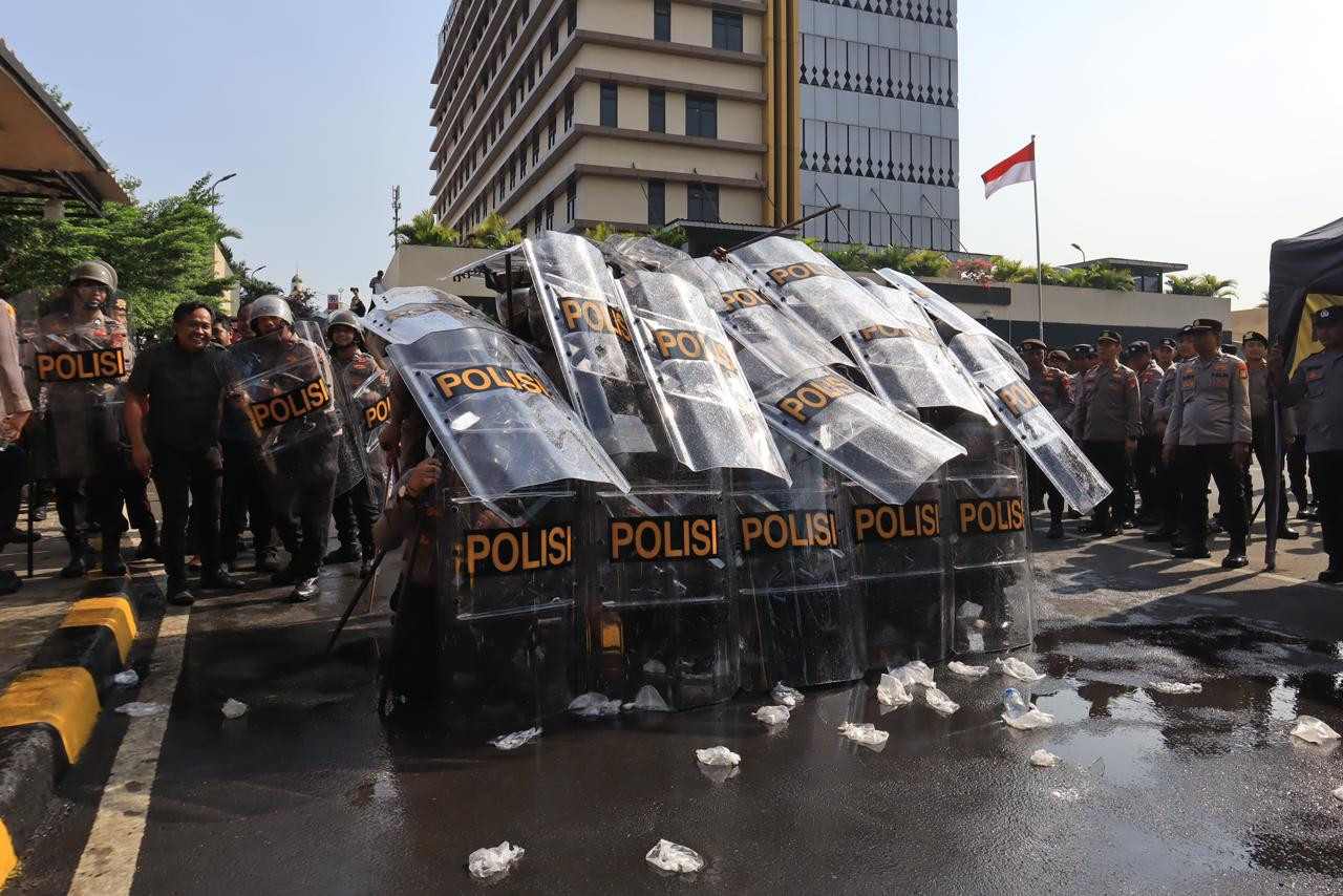 Siap Hadapi Ancaman, Polres Metro Bekasi Kota Gelar Simulasi Sispam Mako Skala Besar