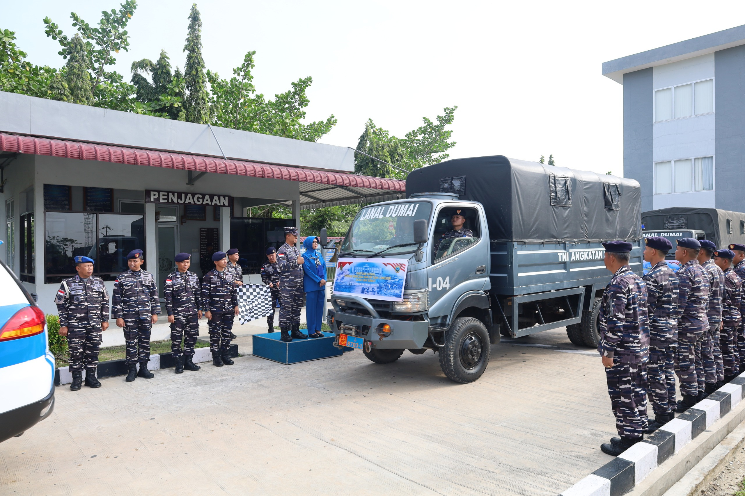 200 Ton Bantuan Kemanusiaan Dari Riau Dikirim TNI AL Menuju Aceh Dengan KRI Teluk Gilimanuk-531