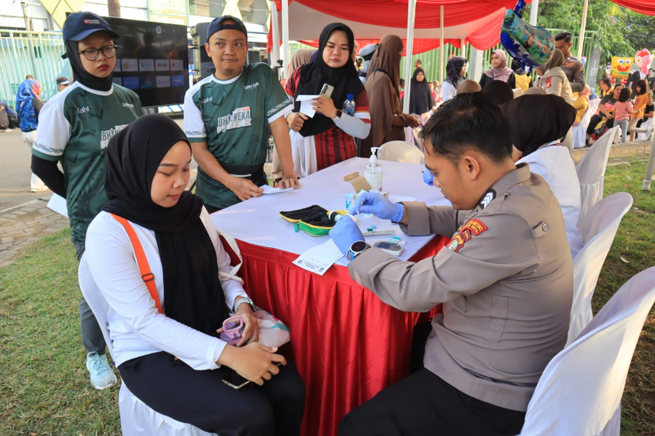 Polres Metro Bekasi Kota Gelar Pelayanan Publik Dalam Rangka HUT Bhayangkara Ke.79  Saat Car Free Day disambut Antusias Warga.