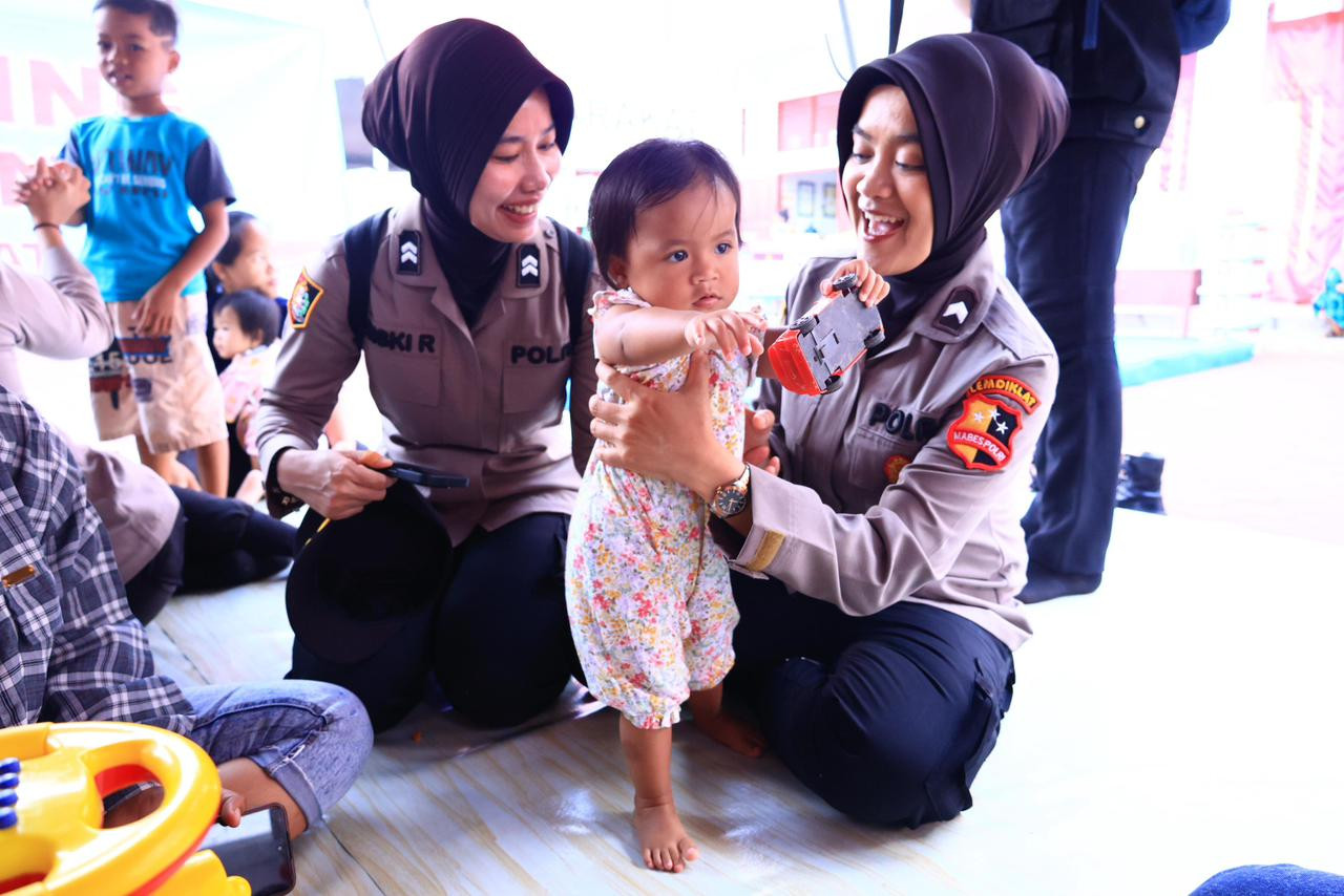 Tim Trauma Healing Ops Aman Nusa II Tinjau Posko Pengungsian di Kota Padang