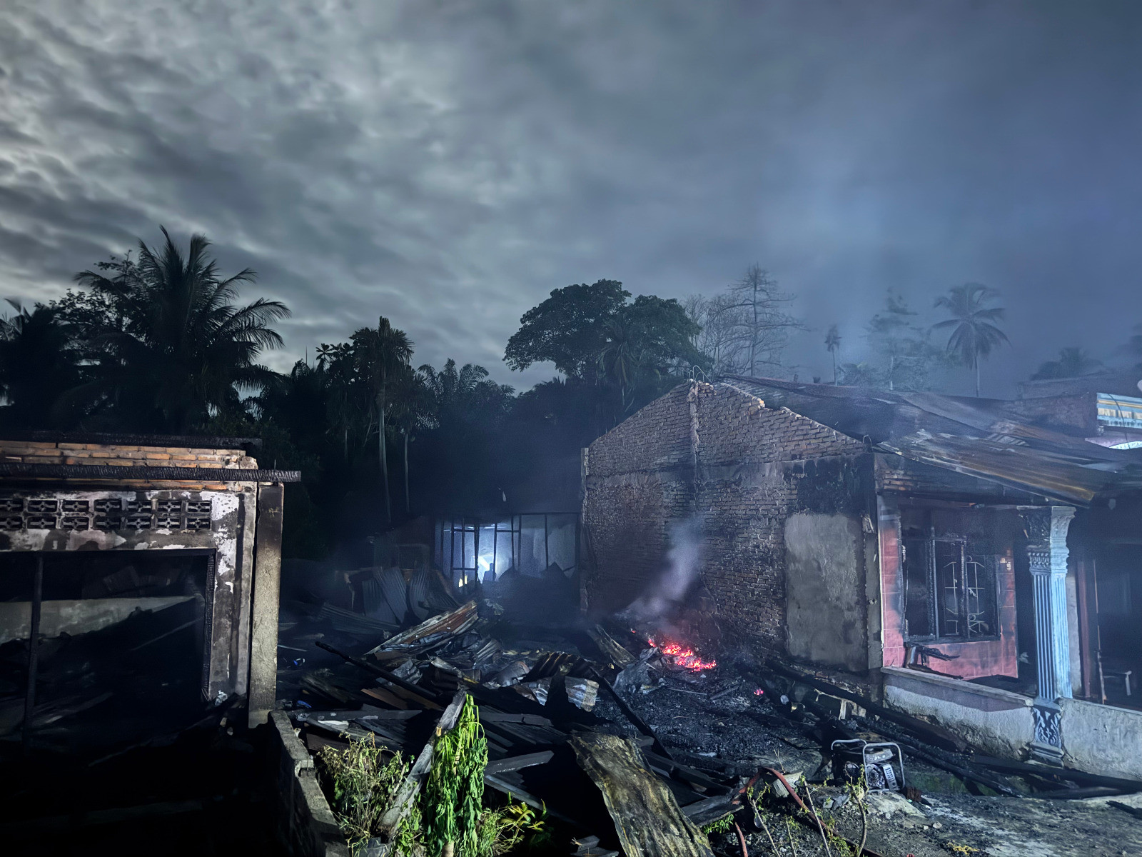Sigap Humanis,...!!! Prajurit Yonif TP 904/ Gara Mata Bantu Padamkan Kebakaran di Mardingding, 8 Rumah Hangus Dilalap Sijago Merah