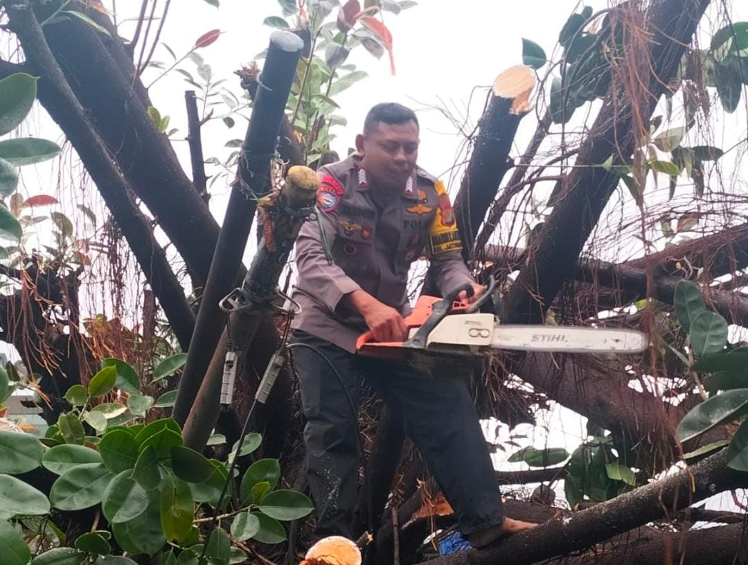 Aksi Heroik Bhabinkamtibmas Jatiwaringain Bripka Wardoyo Evakuasi Korban dan Pohon Tumbang di Pondok Gede